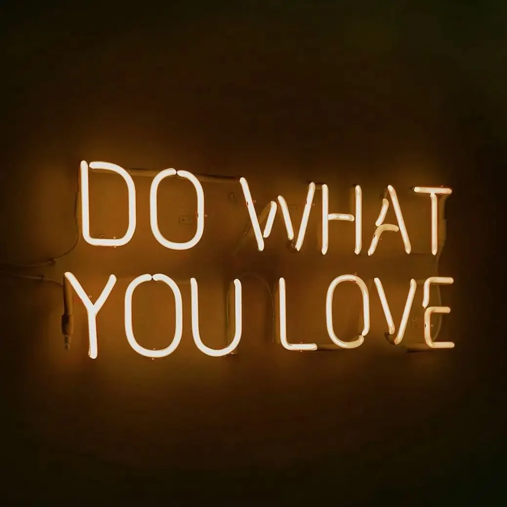 Sıcak beyaz büyük harflerle 'Do what you love' neonu
