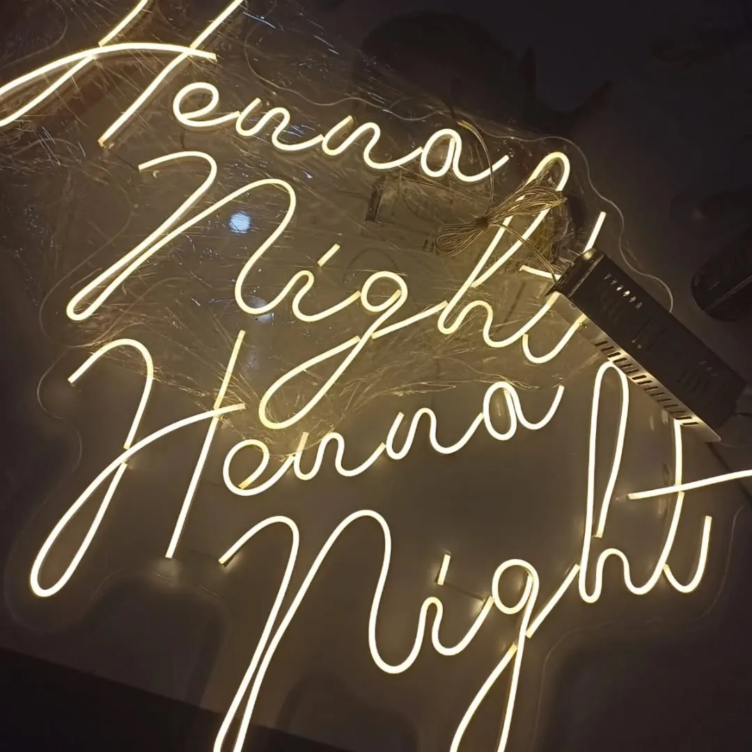 Sıcak beyaz el yazısıyla 'Henna Night' etkinlik neonu